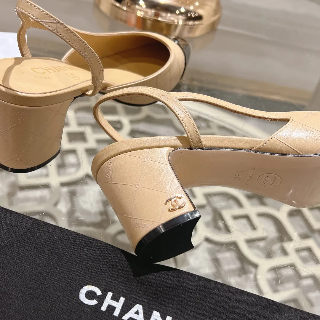 👟👟Ex-factory price 540👟👟 CHANEL Xiangjia 24vs spring and summer new fashion sandals series... Chanel is a very comprehensive noble fashion lifestyle brand. The same models are sold by major fashion bloggers and celebrities in Hong Kong, the United States, and other countries. They are simply beautiful. I fall in love with elegance and the playful sense of the future. I want to own them right away just by looking at them. But you can really think about a pair of exquisite high heels. This series is specially designed for extraordinary and indifferent ladies to create a unique overall effect. CHANEL designs products that inspire women to move forward and highlight their charm... 1️⃣Material: Original customized patent leather + imported sheepskin 2️⃣Inner lining: Original customized imported sheepskin 3️⃣Feet: Original customized imported sheepskin 4️⃣Outsole: Genuine leather sole imported from Italy 5️⃣Heel height: 2.5cm/6.5cm/9cm 6️⃣Number: 34-43 (34.40.41.42.43 customization is not returnable) 7️⃣Packaging: The latest and exquisite full set of packaging at the counter